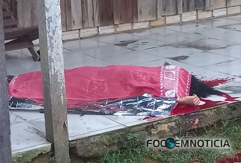 MARIDO MATA ESPOSA COM UMA FACADA NO PESCO&Ccedil;O NA PRESEN&Ccedil;A DOS FILHOS