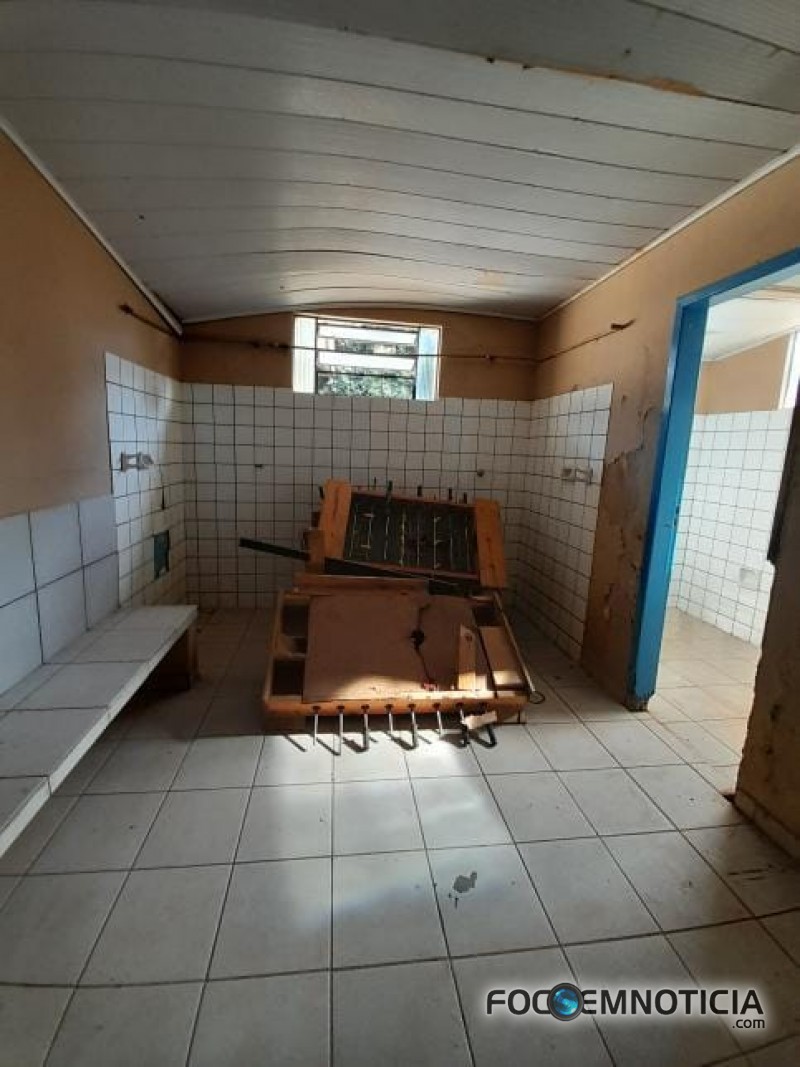 DESCASO: ABANDONO TOMA CONTA DA QUADRA DA ESCOLA PL&Aacute;CIDO DE CASTRO