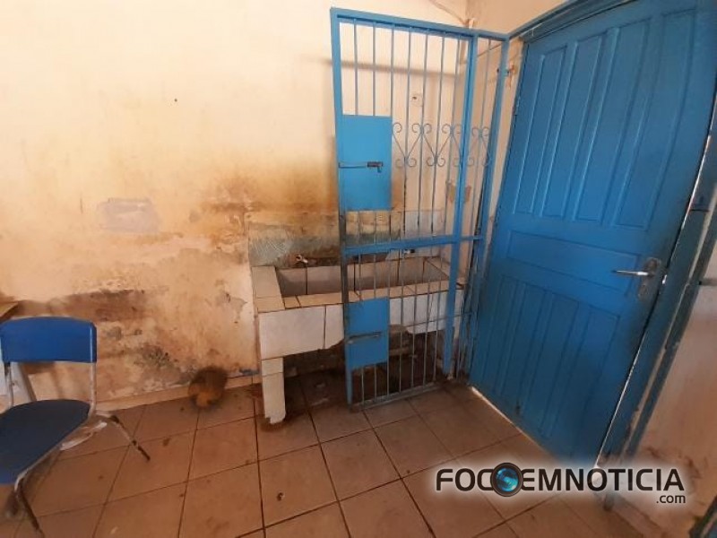 DESCASO: ABANDONO TOMA CONTA DA QUADRA DA ESCOLA PL&Aacute;CIDO DE CASTRO