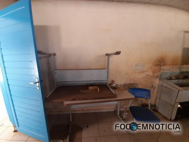 DESCASO: ABANDONO TOMA CONTA DA QUADRA DA ESCOLA PL&Aacute;CIDO DE CASTRO