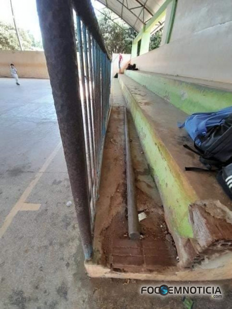 DESCASO: ABANDONO TOMA CONTA DA QUADRA DA ESCOLA PL&Aacute;CIDO DE CASTRO