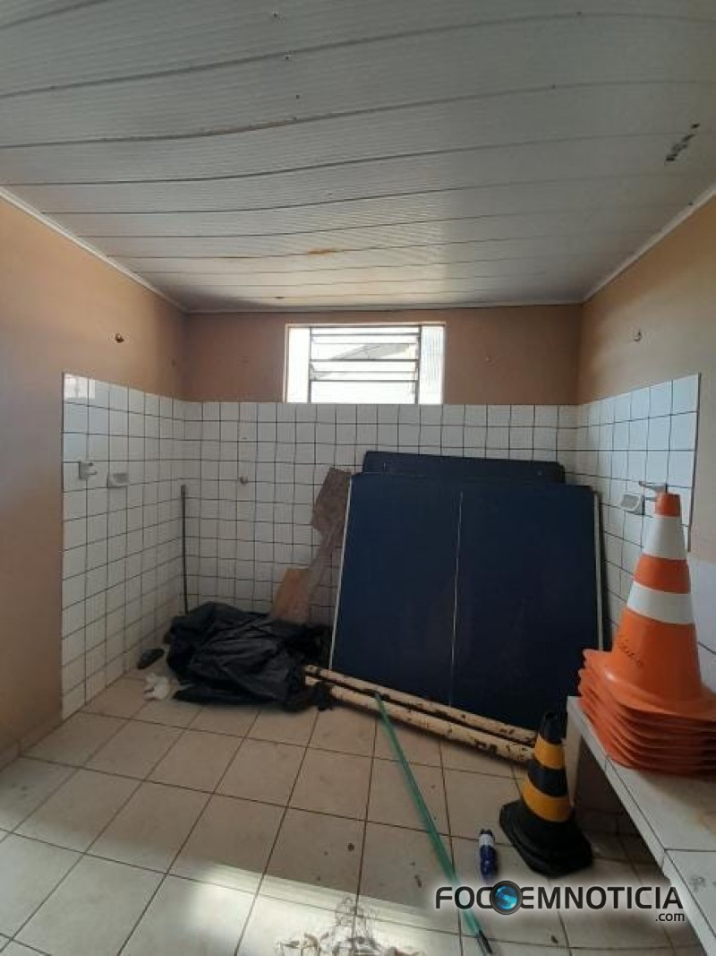 DESCASO: ABANDONO TOMA CONTA DA QUADRA DA ESCOLA PL&Aacute;CIDO DE CASTRO