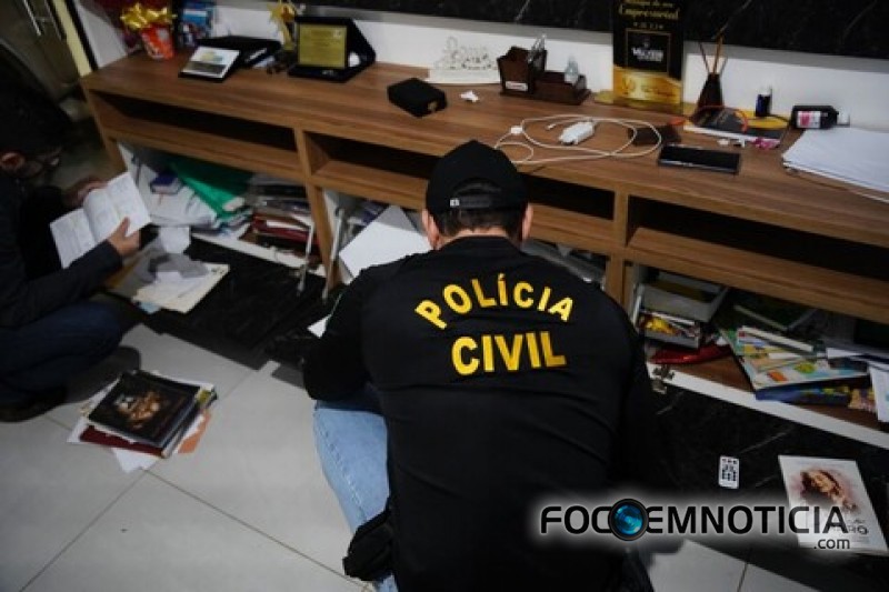 POL&Iacute;CIA CIVIL FAZ OPERA&Ccedil;&Atilde;O NA PREFEITURA  DE CANDEIAS DO JAMARI, PREFEITO &Eacute; AFASTADO DO CARGO