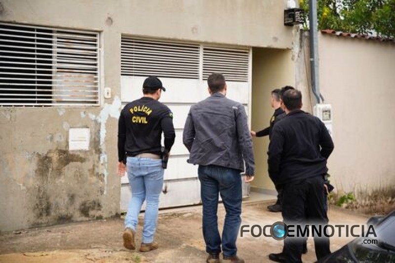POL&Iacute;CIA CIVIL FAZ OPERA&Ccedil;&Atilde;O NA PREFEITURA  DE CANDEIAS DO JAMARI, PREFEITO &Eacute; AFASTADO DO CARGO