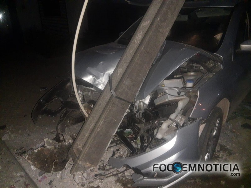 MOTORISTA PERDE O CONTROLE DO CARRO E DERRUBA POSTE NO SETOR -01 EM ARIQUEMES