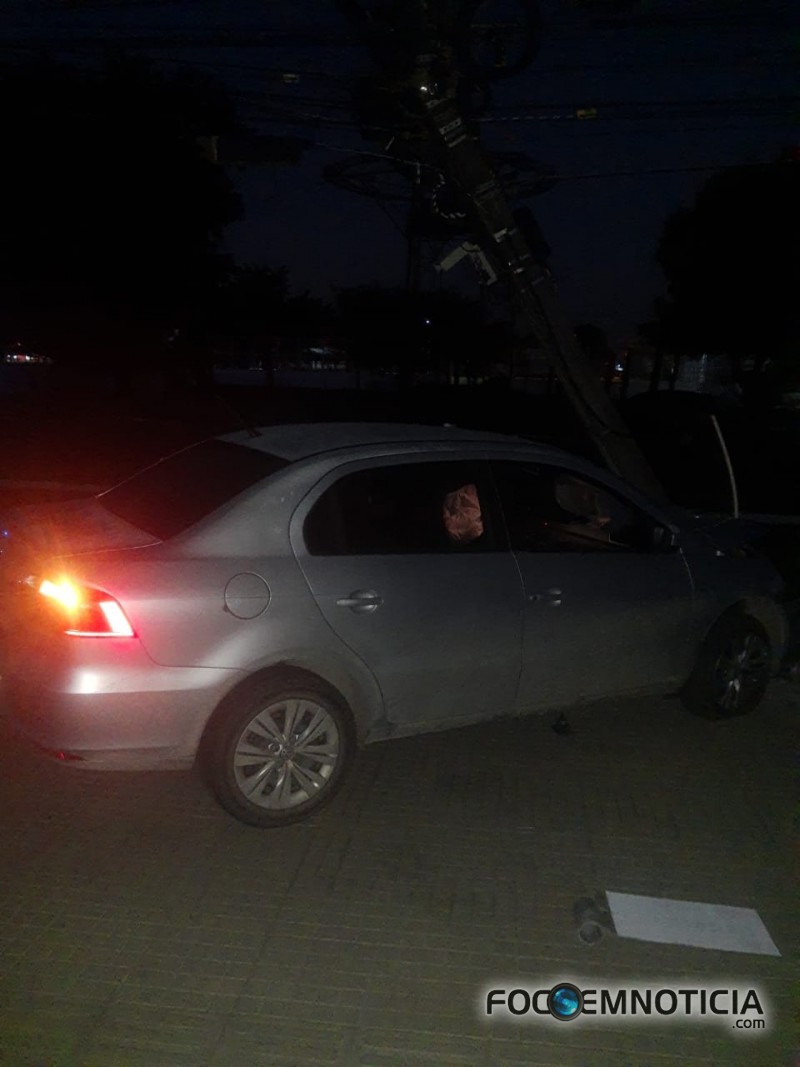 MOTORISTA PERDE O CONTROLE DO CARRO E DERRUBA POSTE NO SETOR -01 EM ARIQUEMES