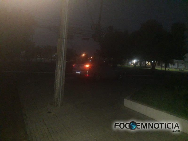 MOTORISTA PERDE O CONTROLE DO CARRO E DERRUBA POSTE NO SETOR -01 EM ARIQUEMES