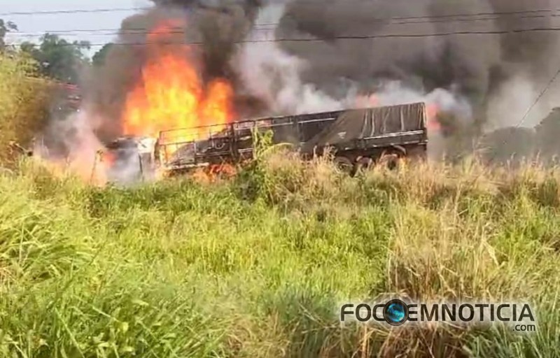 COLIS&Atilde;O FRONTAL NA BR - 364 ENTRE CARRETA E CAMINH&Atilde;O DEIXA UM MORTO,  FOTOS E V&Iacute;DEOS
