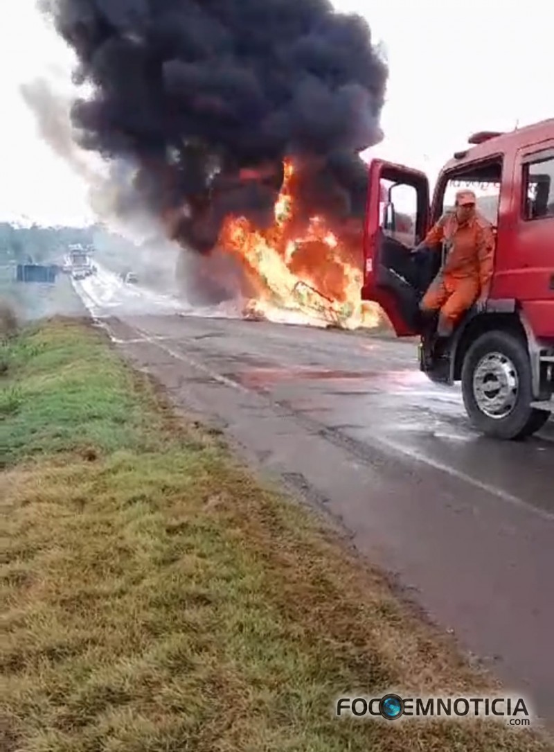 COLIS&Atilde;O FRONTAL NA BR - 364 ENTRE CARRETA E CAMINH&Atilde;O DEIXA UM MORTO,  FOTOS E V&Iacute;DEOS