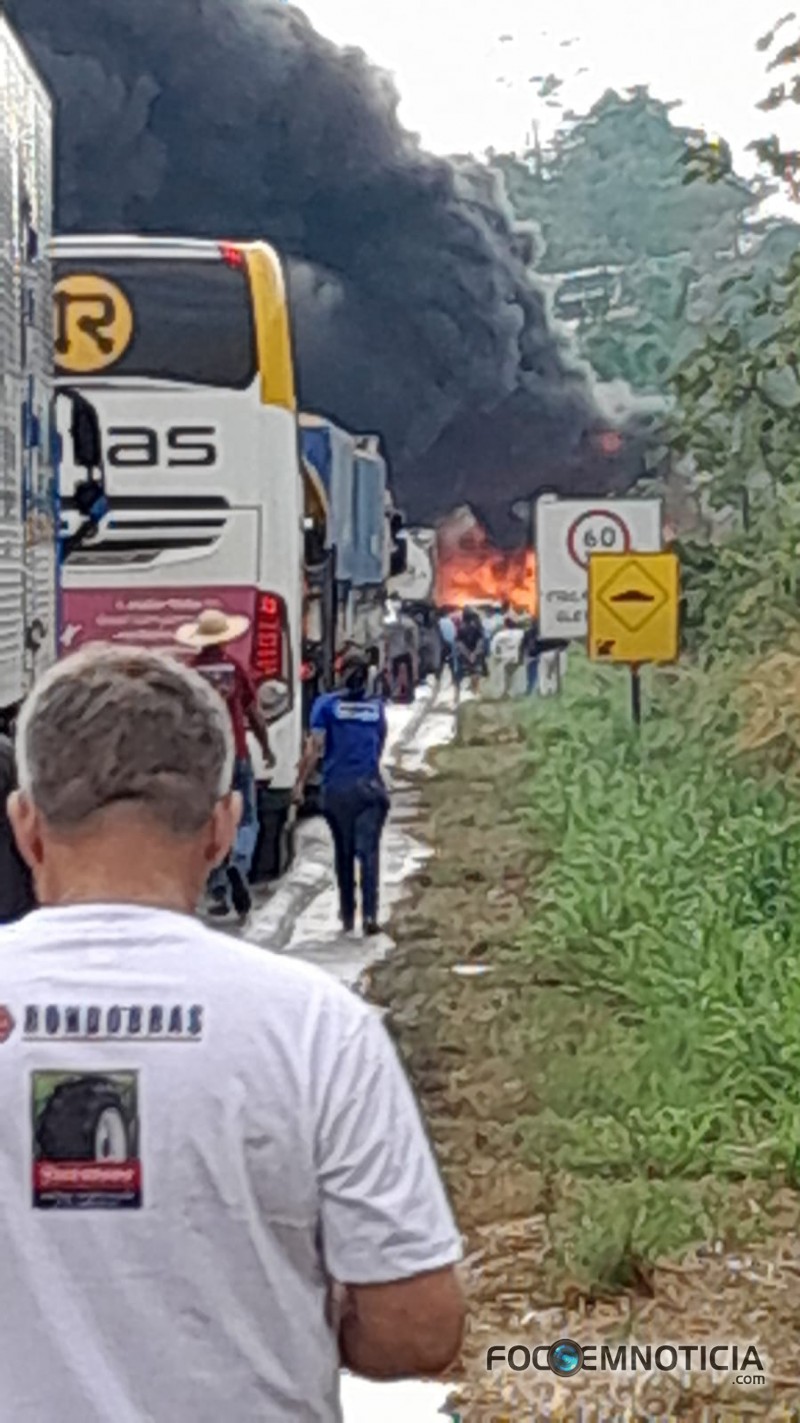 COLIS&Atilde;O FRONTAL NA BR - 364 ENTRE CARRETA E CAMINH&Atilde;O DEIXA UM MORTO,  FOTOS E V&Iacute;DEOS