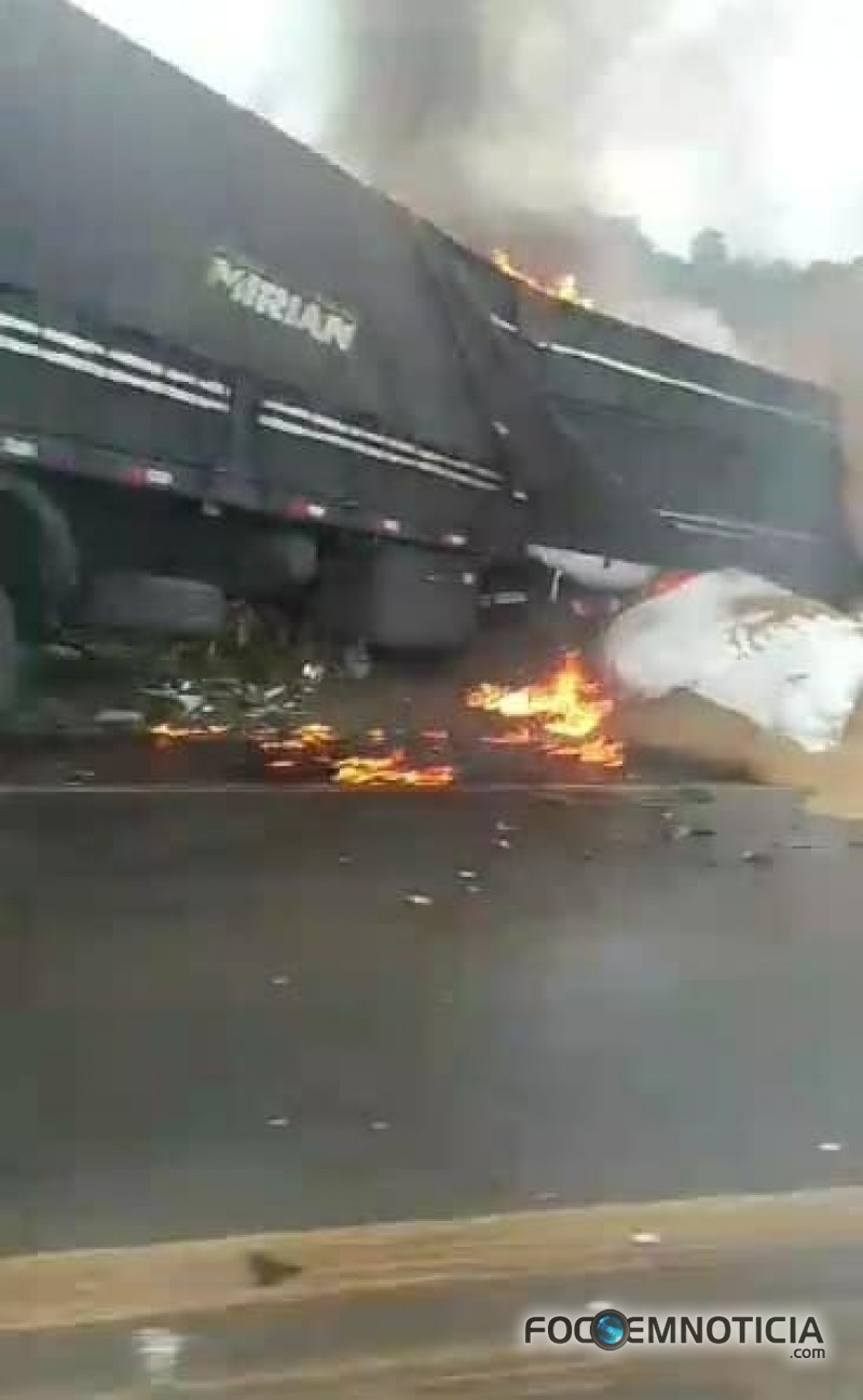 COLIS&Atilde;O FRONTAL NA BR - 364 ENTRE CARRETA E CAMINH&Atilde;O DEIXA UM MORTO,  FOTOS E V&Iacute;DEOS