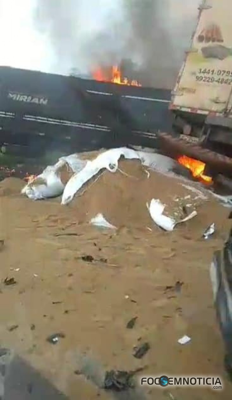 COLIS&Atilde;O FRONTAL NA BR - 364 ENTRE CARRETA E CAMINH&Atilde;O DEIXA UM MORTO,  FOTOS E V&Iacute;DEOS