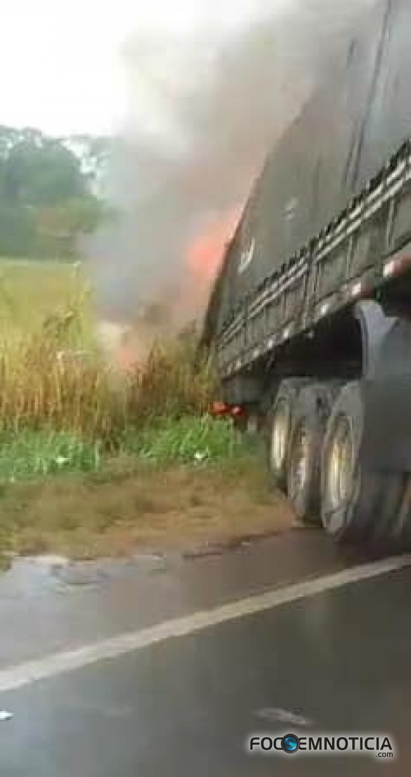 COLIS&Atilde;O FRONTAL NA BR - 364 ENTRE CARRETA E CAMINH&Atilde;O DEIXA UM MORTO,  FOTOS E V&Iacute;DEOS