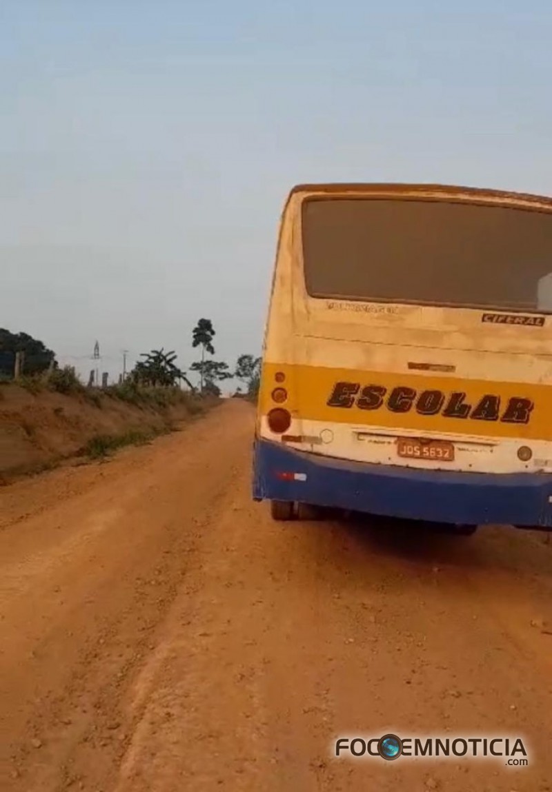 JARU: &Ocirc;NIBUS VELHOS DE EMPRESA CONTRATADA PELA PREFEITURA COLOCA EM RISCO A VIDA DOS ALUNOS