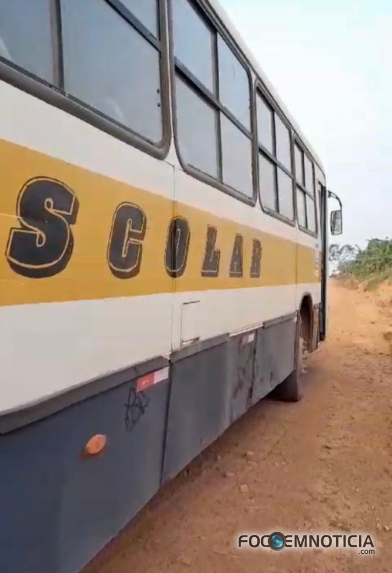 JARU: &Ocirc;NIBUS VELHOS DE EMPRESA CONTRATADA PELA PREFEITURA COLOCA EM RISCO A VIDA DOS ALUNOS