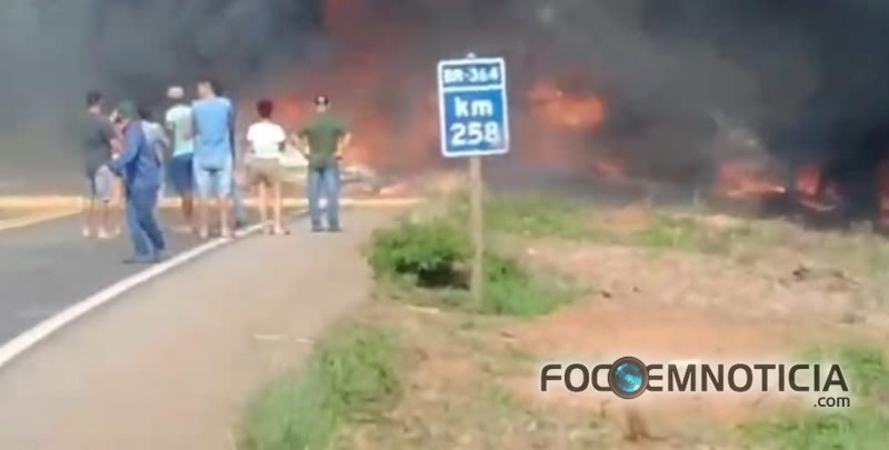 ACIDENTE ENTRE DUAS CARRETAS NA BR - 364 MATA 03 PESSOAS, 01 DELAS ERA UMA CRIAN&Ccedil;A