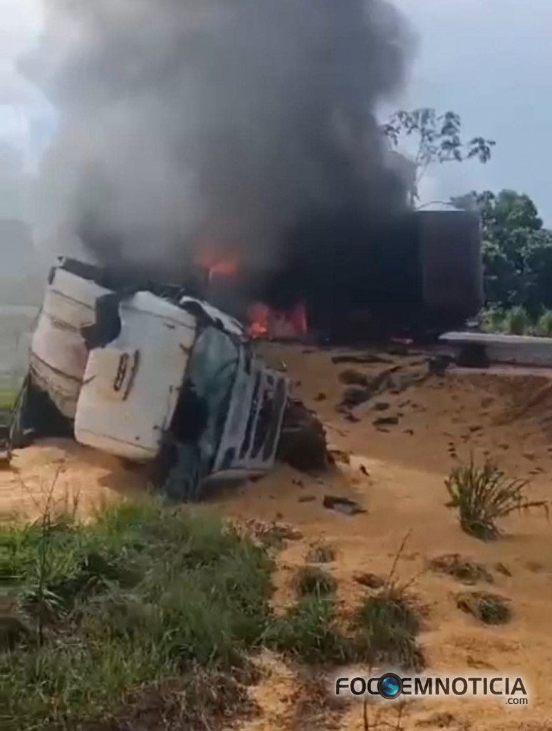 ACIDENTE ENTRE DUAS CARRETAS NA BR - 364 MATA 03 PESSOAS, 01 DELAS ERA UMA CRIAN&Ccedil;A