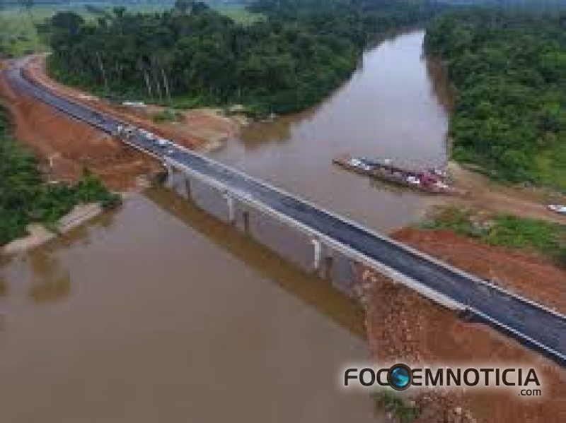 PONTE INAUGURADA H&Aacute; 60 DIAS PODER&Aacute; SER INTERDITADA, ATERRO CEDEU E ASFALTO RACHOU