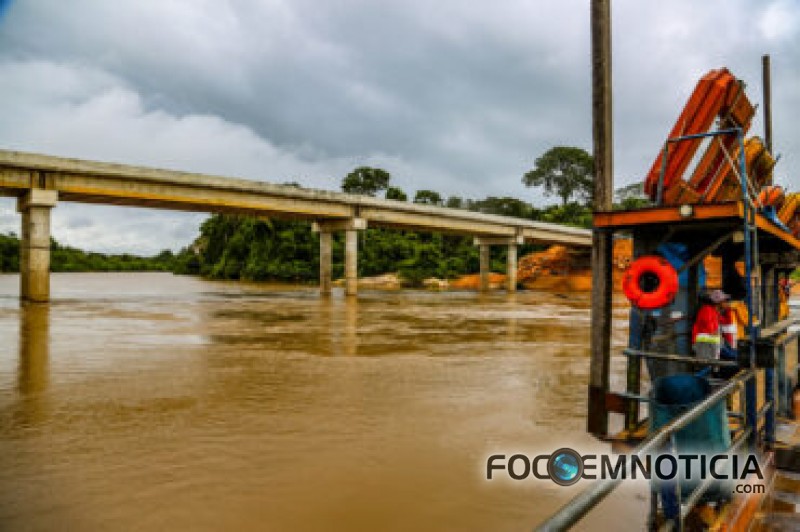 PONTE INAUGURADA H&Aacute; 60 DIAS PODER&Aacute; SER INTERDITADA, ATERRO CEDEU E ASFALTO RACHOU