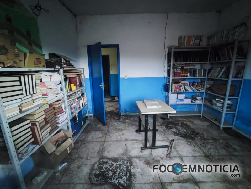 DESCASO E ABANDONO EM RIO CRESPO, OBRAS PARALISADAS E O PR&Eacute;DIO DA BIBLIOTECA FECHADO H&Aacute; DOIS ANOS