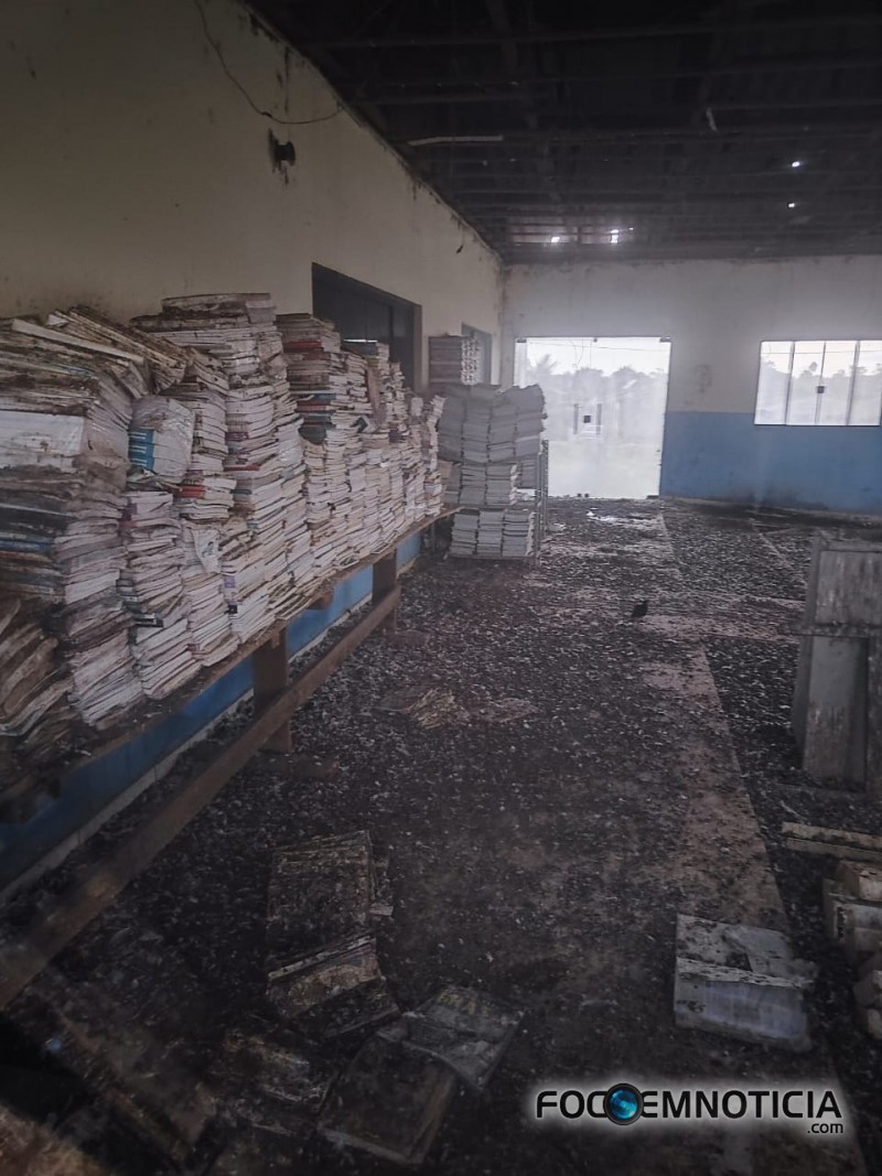 DESCASO E ABANDONO EM RIO CRESPO, OBRAS PARALISADAS E O PR&Eacute;DIO DA BIBLIOTECA FECHADO H&Aacute; DOIS ANOS