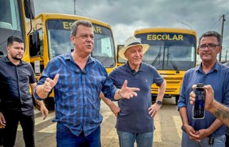 SENADOR CONF&Uacute;CIO MOURA ENTREGA CINCO &Ocirc;NIBUS NOVOS PARA EDUCA&Ccedil;&Atilde;O EM MONTE NEGRO